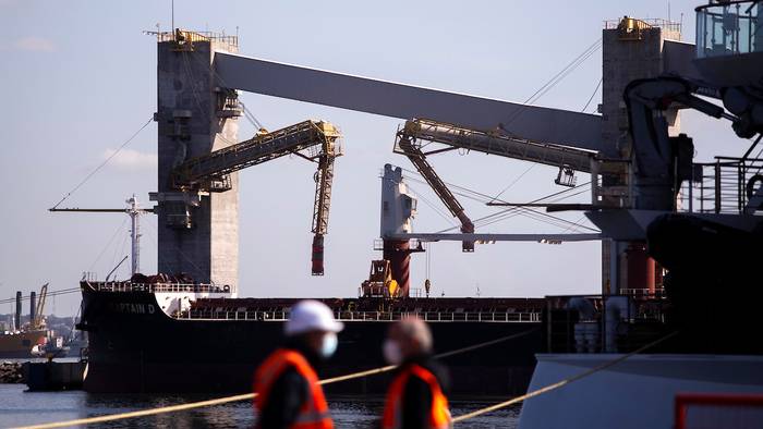 Barco carguero en el puerto de Montevideo. · Foto: Pablo La Rosa, adhocFOTOS