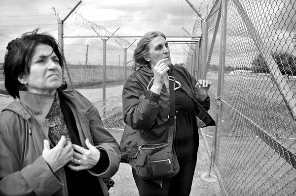 Anahit Aharonian y Ana Demarco, ayer, en la cárcel de Punta de Rieles. · Foto: Javier Calvelo