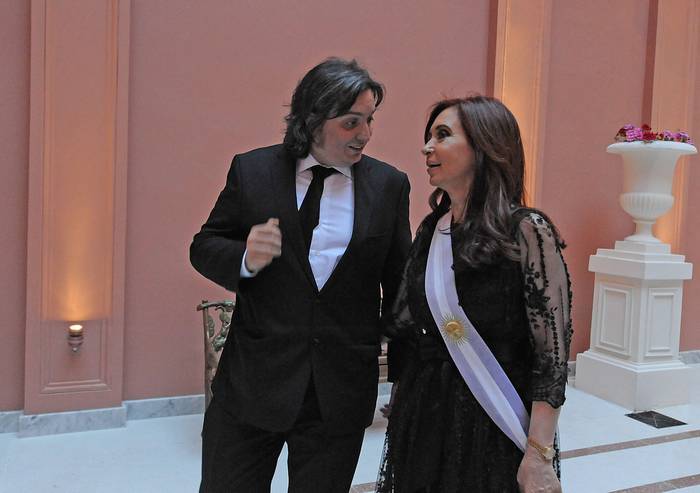 Máximo Kirchner y Cristina Fernández (archivo, diciembre de 2011). Foto: Argentina, Presidencia de la Nación.