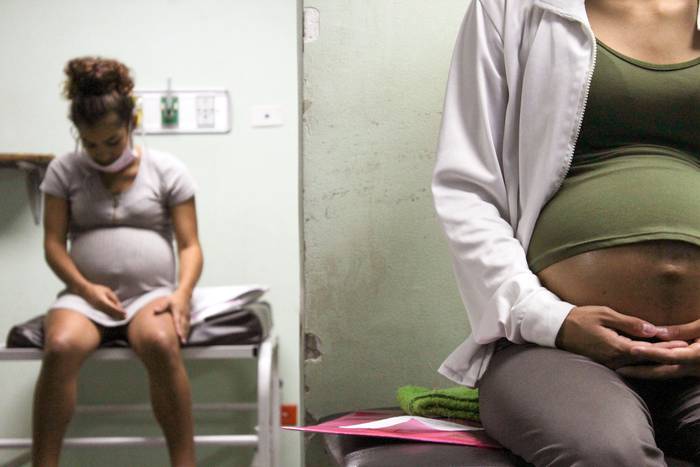 Mujeres embarazadas durante un control en un hospital materno en Caracas, Venezuela.
Foto: Yadira Pérez. 