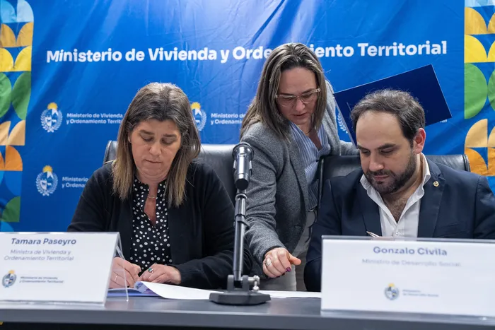 Tamara Paseyro y Gonzalo Civila, el 13 de octubre, en el Ministerio Vivienda y Ordenamiento Territorial. Foto: Martín Cerchiari, Presidencia