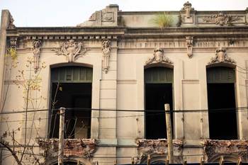 Foto principal del artículo 'Presentaron 1.448 firmas en el Parlamento contra decreto de la IM que habilita la “destrucción completa” de inmuebles históricos' · Foto: Alessandro Maradei