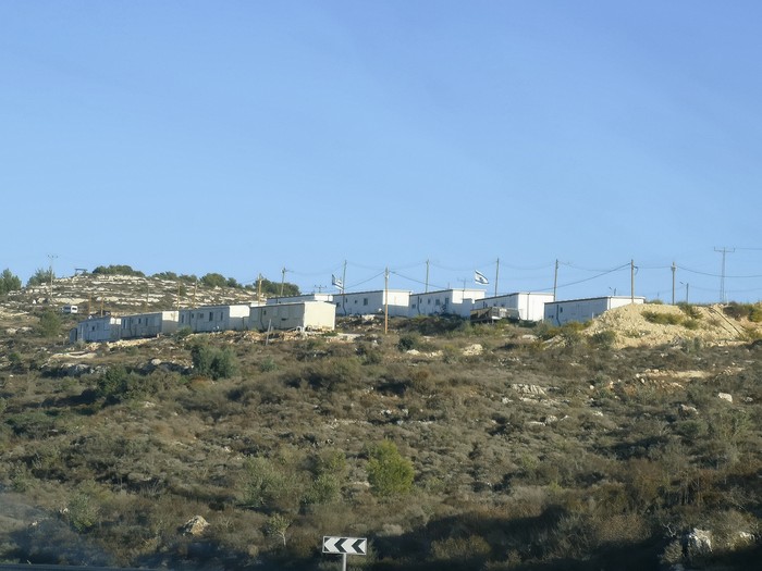 Un nuevo asentamiento al costado del camino, cerca de la ruta Ramallah-Nablus. Foto: Juan Sapriza.