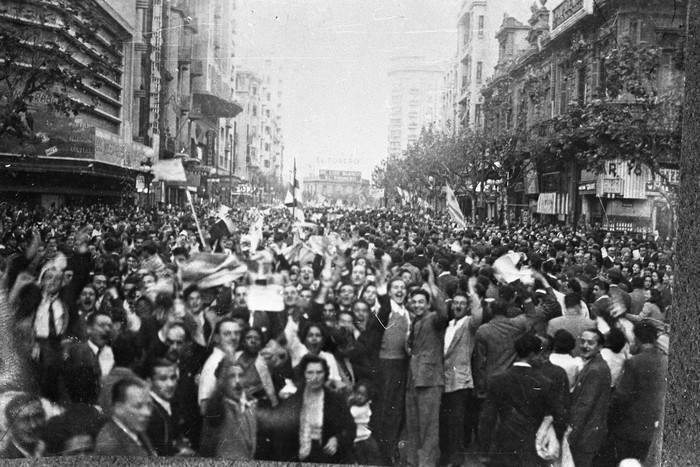 Recibimiento de la selección uruguaya de fútbol luego de obtener el campeonato mundial en Brasil. Avenida 18 de Julio esquina Yaguarón. · Foto: CdF, s/d de autor