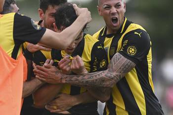 Nahuel Herrera convirtió el segundo gol de Peñarol a Juventud en el estadio Parque Artigas de Las Piedras. · Foto: Alessandro Maradei
