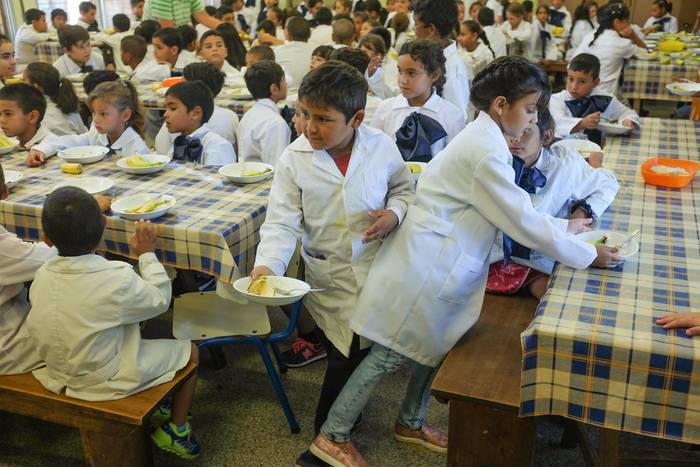 Almuerzo en el comedor de la escuela N° 355 de Paso de la Arena (archivo, marzo de 2017). · Foto: Pablo Vignali
