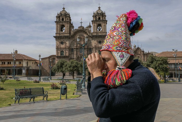 Ritual inca durante el tradicional 'Inti Raymi' (Festival del Sol) en la plaza principal de Cuzco, Perú, el 24 de junio.
 · Foto: Jose Carlos Angulo, AFP