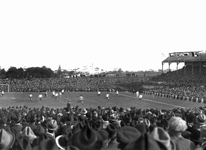 Partido de fútbol entre las selecciones de Uruguay y Argentina. Campeonato Sudamericano. 14 de
octubre de 1917. (Foto: 01706FMGE.CDF.IMO.UY - Autor: S.d/IMO).