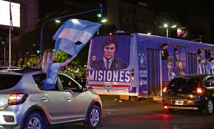 Votantes de Javier Milei tras la victoria en la segunda vuelta de las elecciones presidenciales, en Buenos Aires. · Foto: Juan Mabromata, AFP