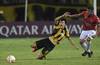 Facundo Pellistri, de Peñarol, y Juan Pablo Aponte, de Jorge Wilstermann, en el estadio Campeón del Siglo (archivo, marzo de 2020). · Foto: Sandro Pereyra Facundo Pellistri, de Peñarol, y Juan Pablo Aponte, de Jorge Wilstermann, en el estadio Campeón del Siglo (archivo, marzo de 2020). · Foto: Sandro Pereyra