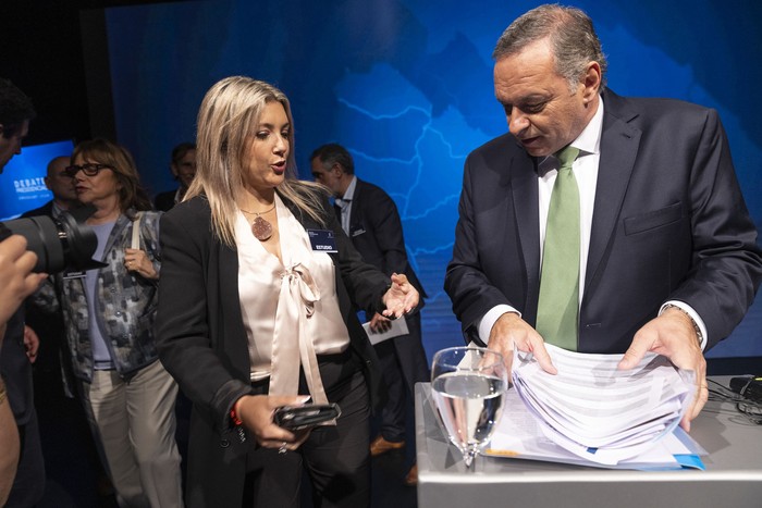 Valeria Ripoll y Álvaro Delgado, el 17 de noviembre, durante el debate. · Foto: Rodrigo Viera Amaral, APU