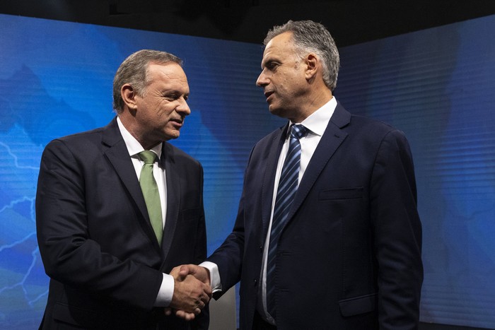 Álvaro Delgado y Yamandú Orsi, este domingo, durante el debate. · Foto: Rodrigo Viera Amaral, APU