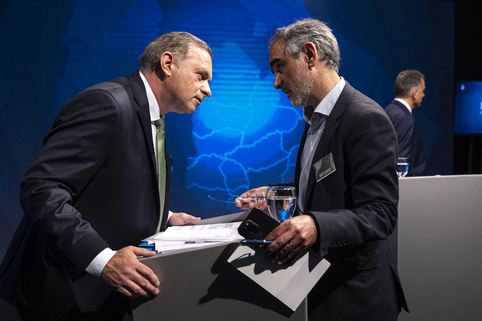 Álvaro Delgado y Nicolás Martínez, este domingo, durante el debate. · Foto: Rodrigo Viera Amaral, APU