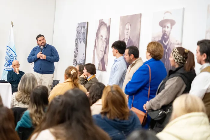 Javier García y Nicolás Olivera, durante el homenaje a Jorge Larrañaga en Paysandú. · Foto: Santiago Fleitas