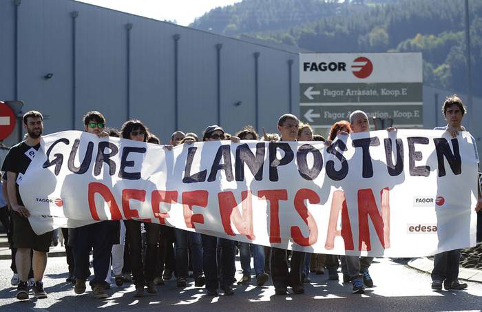 Trabajadores de Fagor marchan con la consigna “en defensa de nuestros trabajos” durante una manifestación en la localidad de Mondragón, en el norte de España, en octubre de 2013. Foto: Rafa Rivas, AFP