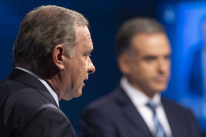 Álvaro Delgado y Yamandú Orsi, este domingo, durante el debate. · Foto: Rodrigo Viera Amaral, APU