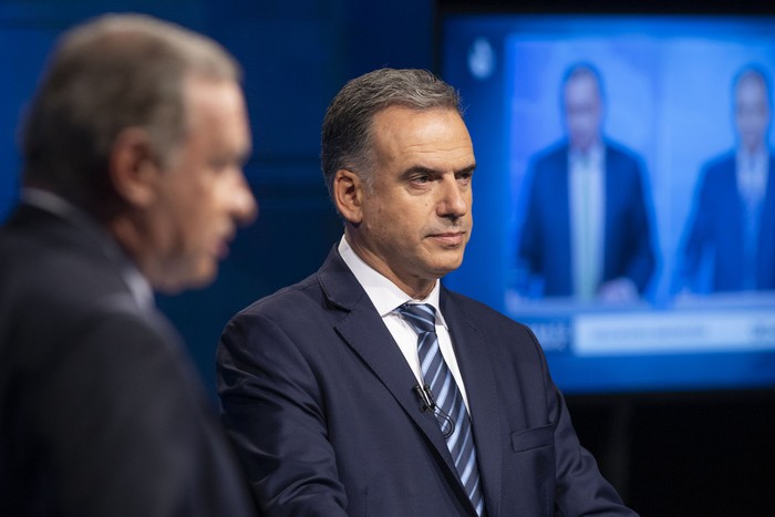 Álvaro Delgado y Yamandú Orsi, este domingo, durante el debate. · Foto: Rodrigo Viera Amaral