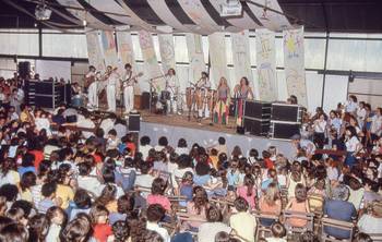 Canciones Para No Dormir La Siesta, viaje de niños del exilio, en la Rural del Prado, año 1984. Foto: Lilián Castro/ adhoc FOTOS/ Archivo adhoc HISTORIA