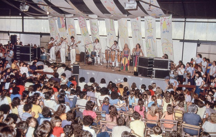 Canciones para no dormir la siesta, viaje de niños del exilio, en la Rural del Prado, año 1984.
Foto: Lilian Castro.