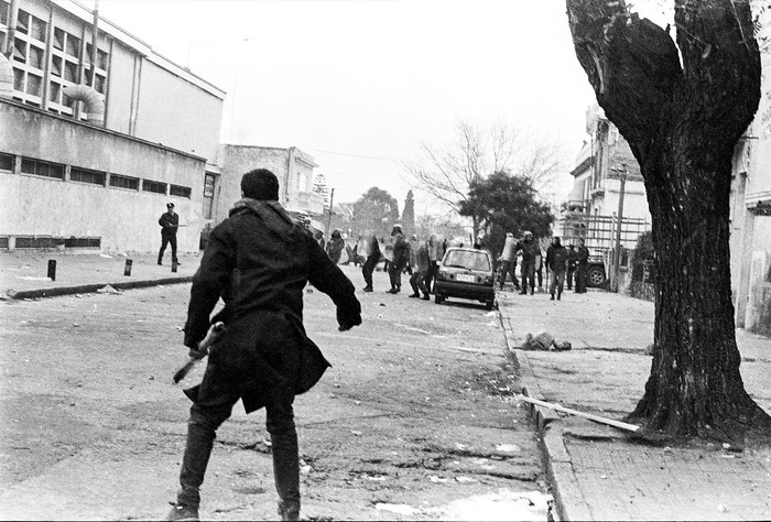 Manifestantes y policías durante la represión de las protestas en contra de la extradición de los tres ciudadanos vascos, el 24 de agosto de 1994. · Foto: Sandro Pereyra