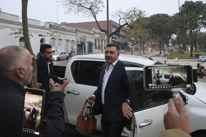 Carlos Albisu a su llegada a la Intendencia de Salto. · Foto: Vicente Massarino