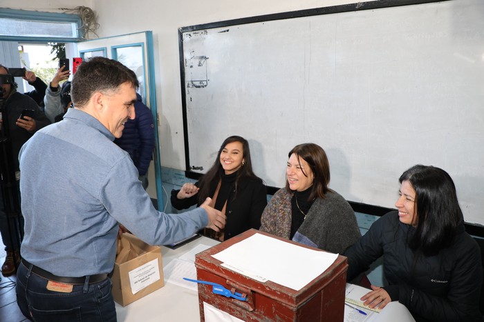 Andrés Lima votando en Salto, el 30 de junio de 2024. · Foto: Vicente Massarino