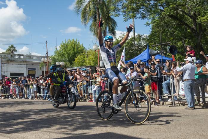 Matías Presa, de Cerro Largo, gana la sexta etapa de la Vuelta, en Tacuarembó. · Foto: Alessandro Maradei