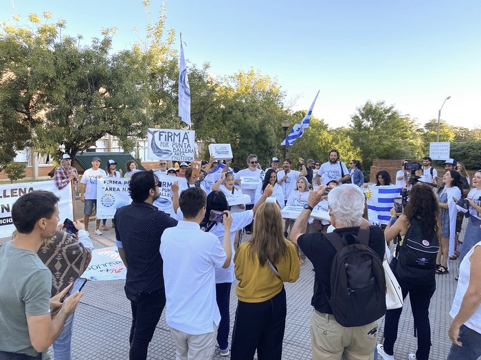 Durante la entrega de firmas en defensa de Punta Ballena, el 10 de diciembre. Foto: María Solá para @Ballena Rabiosa