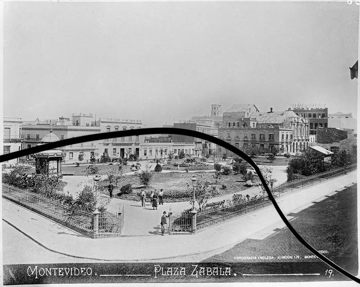 Plaza Zabala. Año 1890. Foto: S/D autor. Centro de Fotografía, Intendencia de Montevideo.