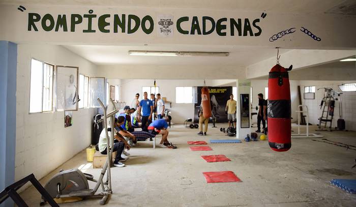Foto principal del artículo 'Inauguraron un gimnasio de boxeo en el Comcar: “Este lugar nos permite salir un poco del encierro”' · Foto: Mara Quintero