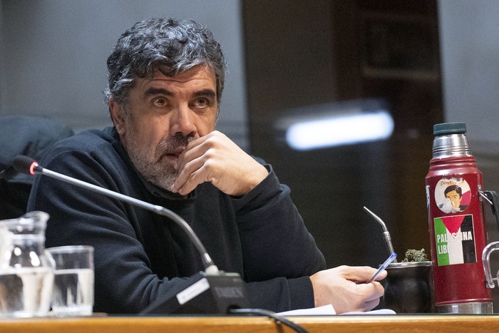 Oscar Andrade durante el ciclo Hacia una Estrategia Nacional de Desarollo, el 14 de julio, en el anexo del Palacio Legislativo. · Foto: Alessandro Maradei