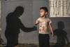 Un niño interactúa con un luchador. Un niño interactúa con un luchador.