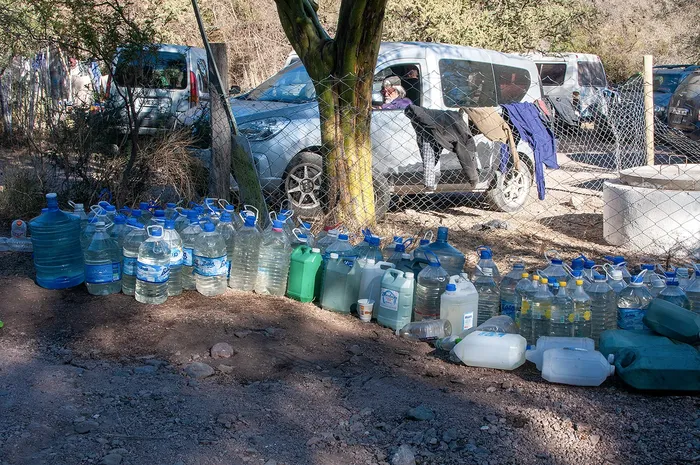 Durante los diversos incendios en Punilla se instaló la costumbre de dejar bidones con agua en la puerta de las casas o llevarlos a la bases operativas. Se usaban para cargar las mochilas aspersoras o para llevarlos en la mano si no se disponía de estas mochilas, que son muy caras. La mayoría de las herramientas, los alimentos y los medicamentos salió del aporte económico de quienes están lejos pero buscaron colaborar a través de las direcciones de Instagram de las diversas brigadas. · Foto: Juana Ghersa