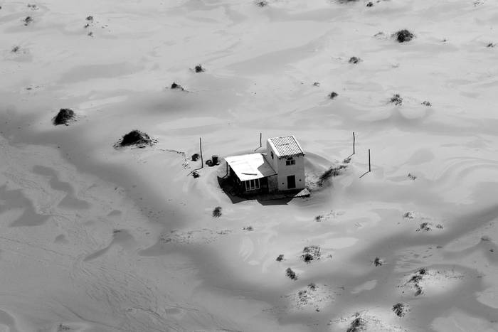 Vista aérea, construcción de la zona de dunas sobre la playa este. · Foto: Javier Calvelo