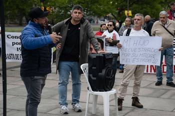 Sergio Mastandrea (centro) en la primera movilización por el Día Internacional del Hombre, el 19 de noviembre de 2024. · Foto: Mara Quintero
