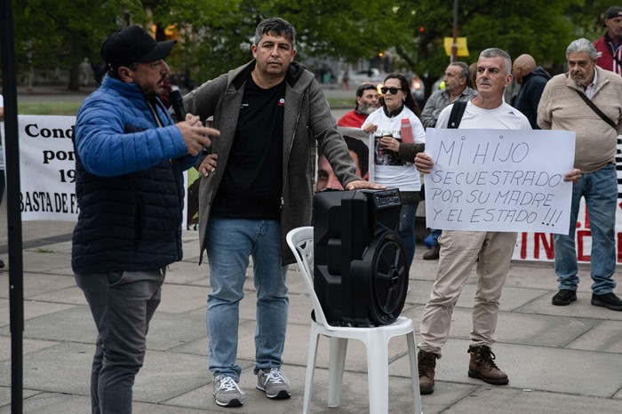 Sergio Mastandrea (centro) en la primera movilización por el Día Internacional del Hombre, el 19 de noviembre de 2024. · Foto: Mara Quintero