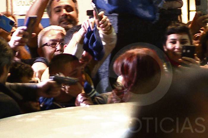Captura de pantalla obtenida de un video divulgado por TV Pública que muestra a un hombre apuntando con un arma a la vicepresidenta argentina Cristina Fernández cuando llega a su residencia, en Buenos Aires. · Foto: AFP