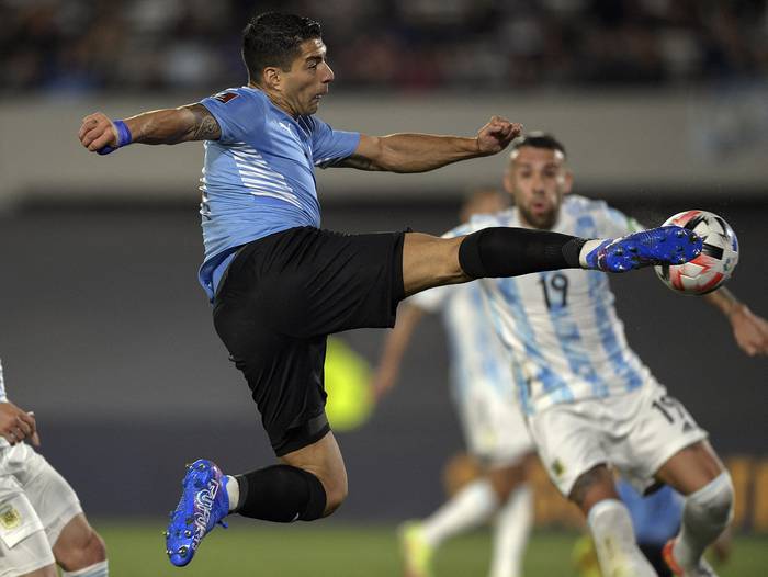 Luis Suárez durante el partido contra Argentina, en el estadio Monumental de Buenos Aires. · Foto: Juan Mambromata, AFP