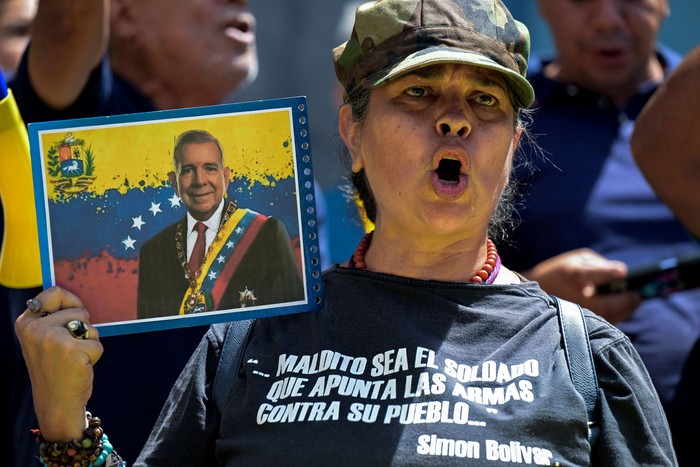 Simpatizante del candidato presidencial opositor Edmundo González Urrutia y la líder opositora María Corina Machado, el 30 de julio, durante una protesta frente a la sede de las Naciones Unidas en Caracas. · Foto: Yuri Cortez / AFP