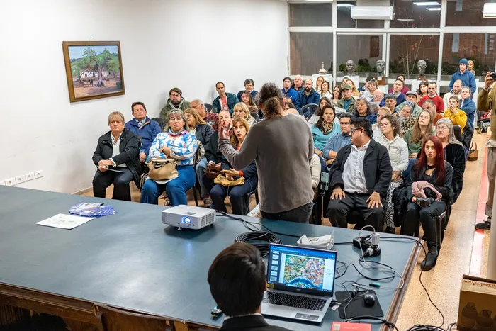 Durante la presentación, el 28 de mayo, en el Centro Cultural de Paysandú. · Foto: Santiago Felitas