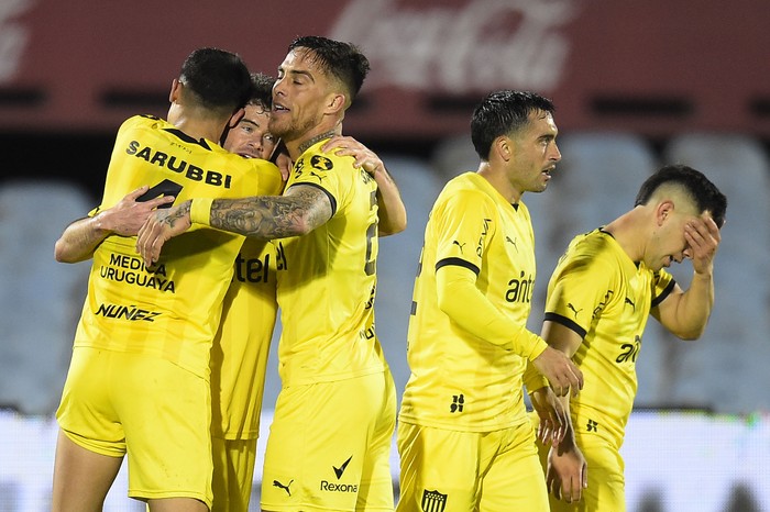 Lucas Hernández, de Peñarol, festeja su gol a Miramar Misiones, el 7 de setiembre en el estadio Centenario. · Foto: Dante Fernández