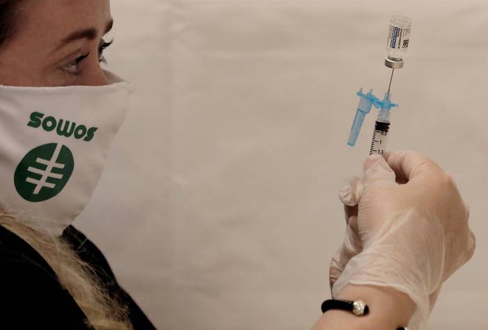 Preparación de la vacuna de Johnson & Johnson contra la covid-19 en Nueva York, Estados Unidos.  · Foto: Peter Foley