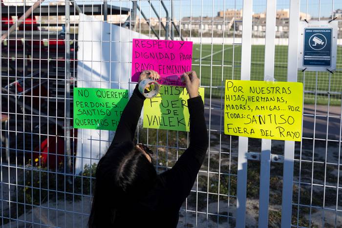Manifestación contra el entrenador Carlos Santiso, en el exterior de la Ciudad Deportiva del  Rayo Vallecano el 2 de Febrero. Foto:EFE/Rodrigo Jiménez