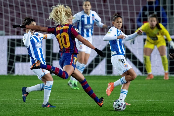 Kheira Hamraoui, de Barcelona, durante el clásico de Primera División Femenina ante Español, en el estadio Camp Nou.  · Foto: Alejandro García / EFE