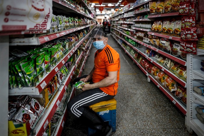 Un trabajador de un supermercado usa tapabocas el pasado 21 de julio, en el Barrio Chino de Buenos Aires (Argentina). Foto: EFE/Juan Ignacio Roncoroni.