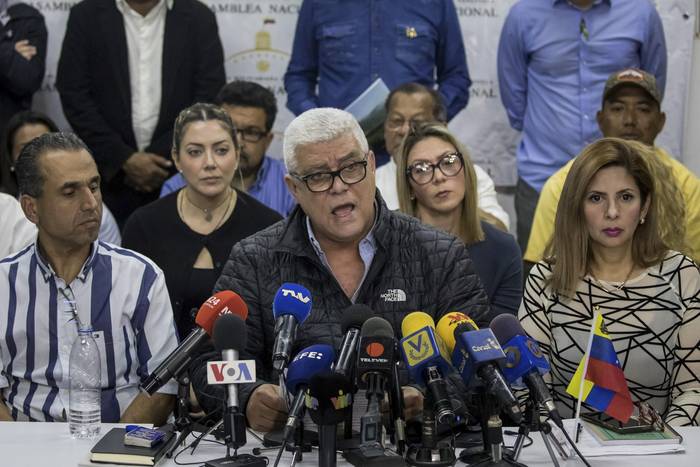El opositor venezolano Alfonso Marquina habla en una rueda de prensa, en Caracas en la que reclaman eliminación del llamado gobierno interino encabezado por Juan Guaidó. · Foto:  Miguel Gutiérrez, Efe