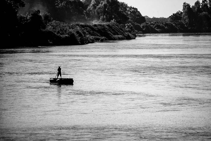 Balsero cruza el río Suchiate, de Guatemala a México. Fotos: Ernesto Álvarez