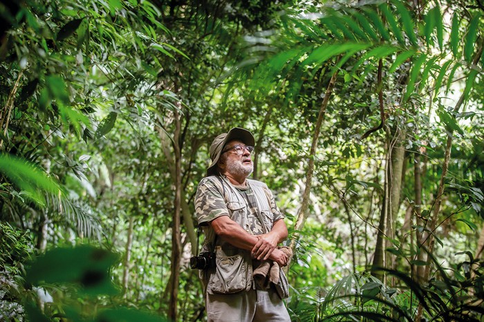 Araquém Alcântara durante la entrevista con _Sumaúma_, en el parque Burle Marx, en San Pablo. · Foto: Lela Beltrão, Sumaúma