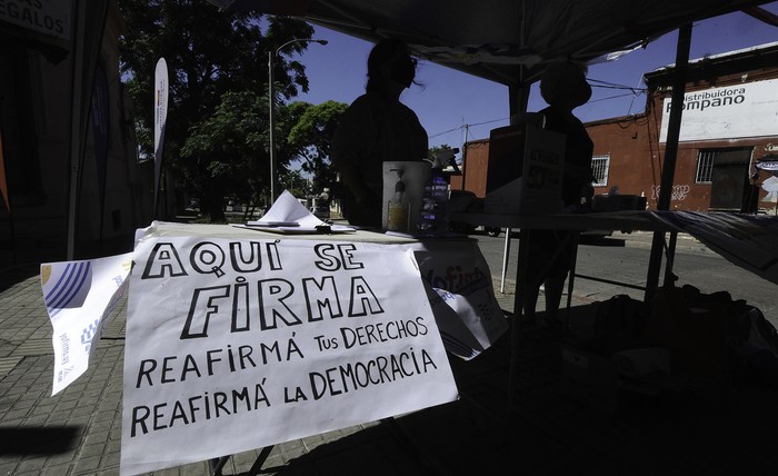 Puesto de recoleccion de firmas contra la Ley de Urgente Consideración, el sábado en La Teja. · Foto: Federico Gutiérrez