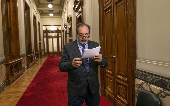 Jorge Gandini luego de una reunión sobre la rendición de cuentas, anoche, en el Palacio Legislativo. · Foto: Mariana Greif